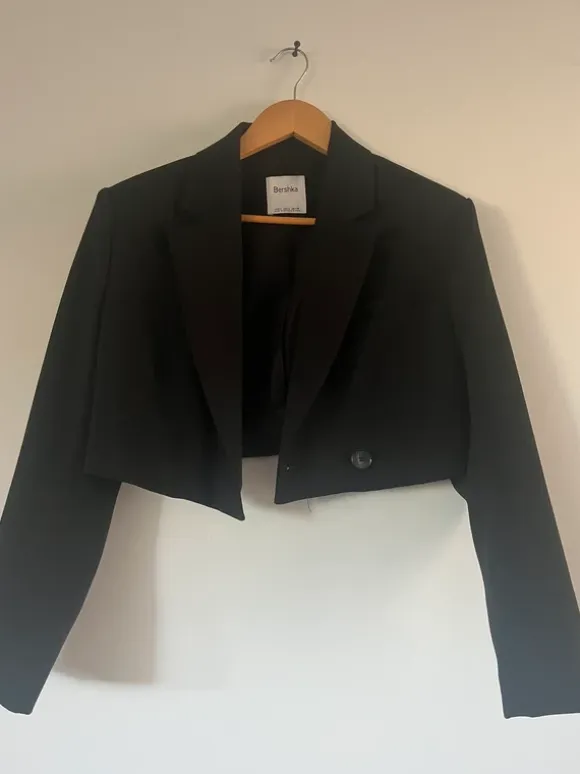 cropped czarna marynarka krótka bershka z poduszkami w ramionach