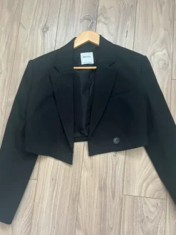 cropped czarna marynarka krótka bershka z poduszkami w ramionach