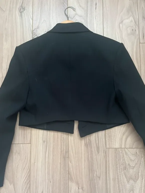 cropped czarna marynarka krótka bershka z poduszkami w ramionach