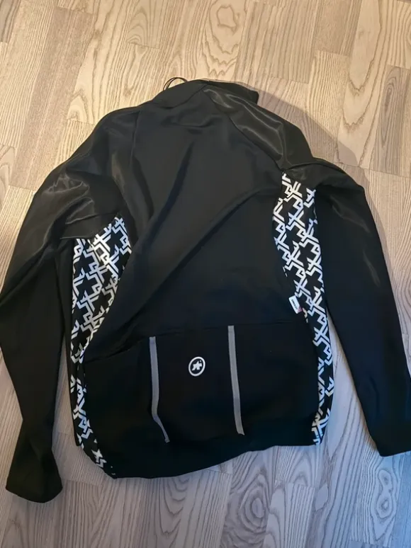 Cykel jakke fra Assos.