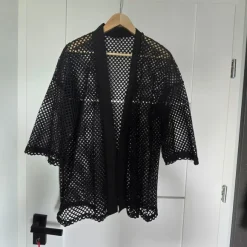 Czarna narzutka kimono z siateczki mesh