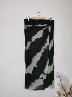 Czarna spódnica midi jasny wzór tie-dye siateczka elegancka wyjściowa casualowa wiosna lato M&S 38 M