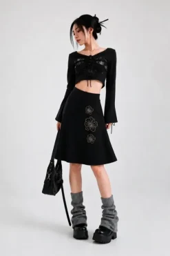 Czarna spódnica midi z haftowanymi kwiatami • Japan style / goth / y2k
