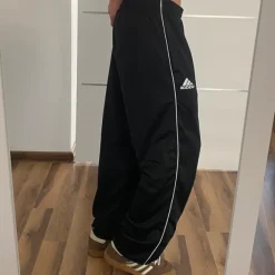 Czarne spodnie dresowe adidas y2k