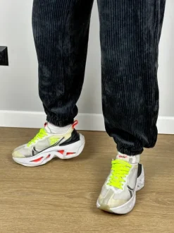 Czarne spodnie dresowe Nike sztruksowe welurowe joggersy