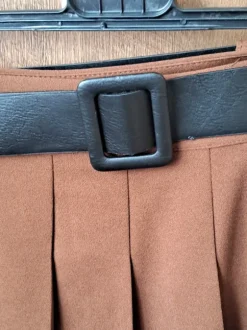 Czekoladowa spódnica mini z paskiem