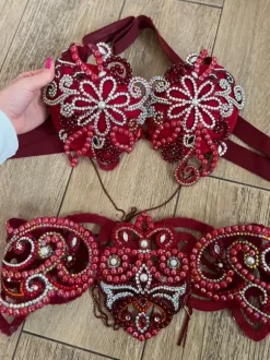Czerwony strój do tańca orientalnego