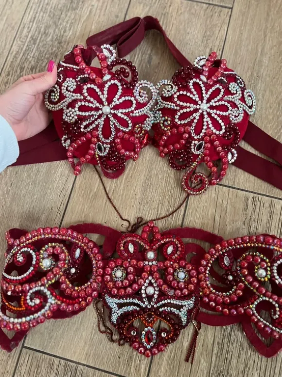 Czerwony strój do tańca orientalnego