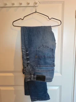 Diesel - Mörkgrå lyxjeans i storlek 36