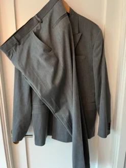 Dubbelknäppt regular fit kostym - Stl 52 Student / Brölopp