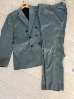 Dubbelknäppt regular fit kostym - Stl 52 Student / Brölopp