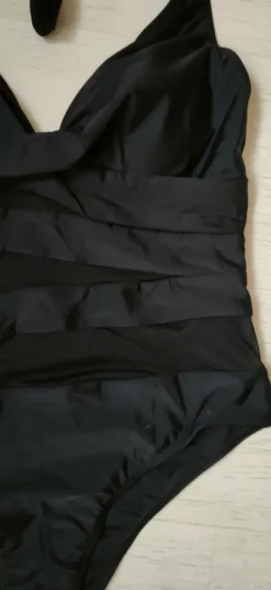Elegancki, czarny jednoczęściowy strój kąpielowy M z siateczkowymi wstawkami, wiązany na szyi. Nowy.