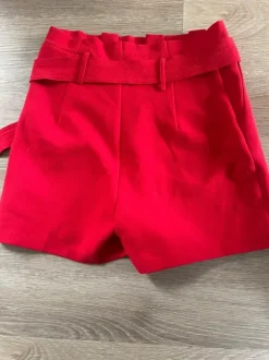 Elegante shorts i kraftigs stof med lynlås i siden og søde detaljer str. S