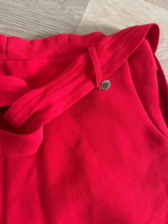 Elegante shorts i kraftigs stof med lynlås i siden og søde detaljer str. S