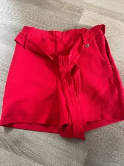 Elegante shorts i kraftigs stof med lynlås i siden og søde detaljer str. S