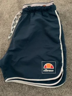 Ellesse badshorts med loggaresår i midjan