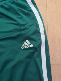 En fin adidasdress både jacka och byxa i fint skick