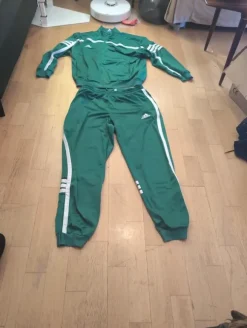 En fin adidasdress både jacka och byxa i fint skick