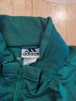 En fin adidasdress både jacka och byxa i fint skick
