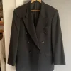Fed blazer sælges