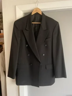 Fed blazer sælges