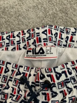 Fila badshorts med loggamönster