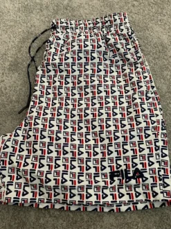 Fila badshorts med loggamönster