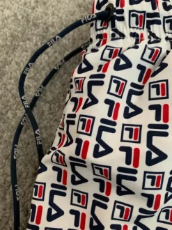 Fila badshorts med loggamönster