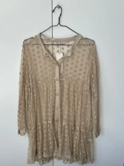 Fin lille blond cardigan med tryk knapper