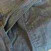 Flot denim nederdel med læg foran og binde bælte
