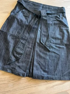 Flot denim nederdel med læg foran og binde bælte