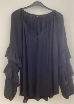 Flot sort bluse m.flæser på ærme