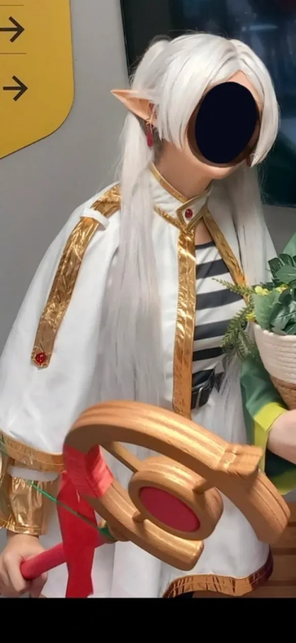 Frieren cosplay