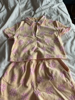 Frotté set i blommigt (shorts + t-shirt)