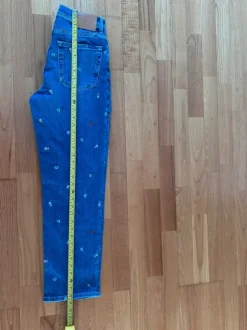 GANT-jeans stl 27 – unik modell med broderade detaljer