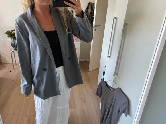 Grå blazer