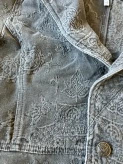 Grå figursyet denimjakke jaquard