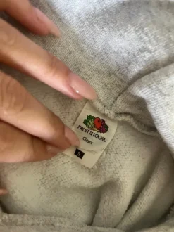 Grå hoodie