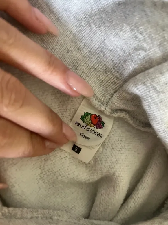 Grå hoodie