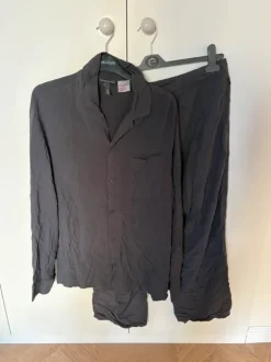 Grå pyjamas