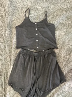 Grå pyjamas set