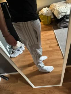 Gråa Adidasbyxor