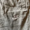 Gråa shorts från Nike
