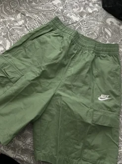 gröna nike shorts