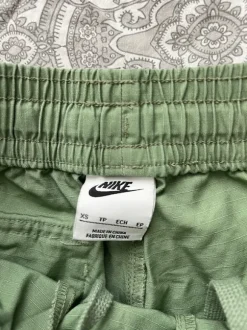 gröna nike shorts
