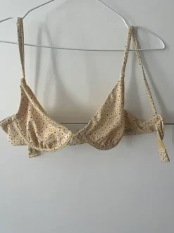 Gul bikini top med små blomster