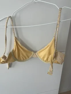 Gul bikini top med små blomster