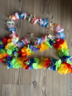 Hawaii skjorte + blomsterkranse