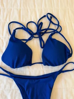 Helt ny, Blå ribbad bikini – oanvänd