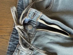 Højtaljede jeans med bindebånd